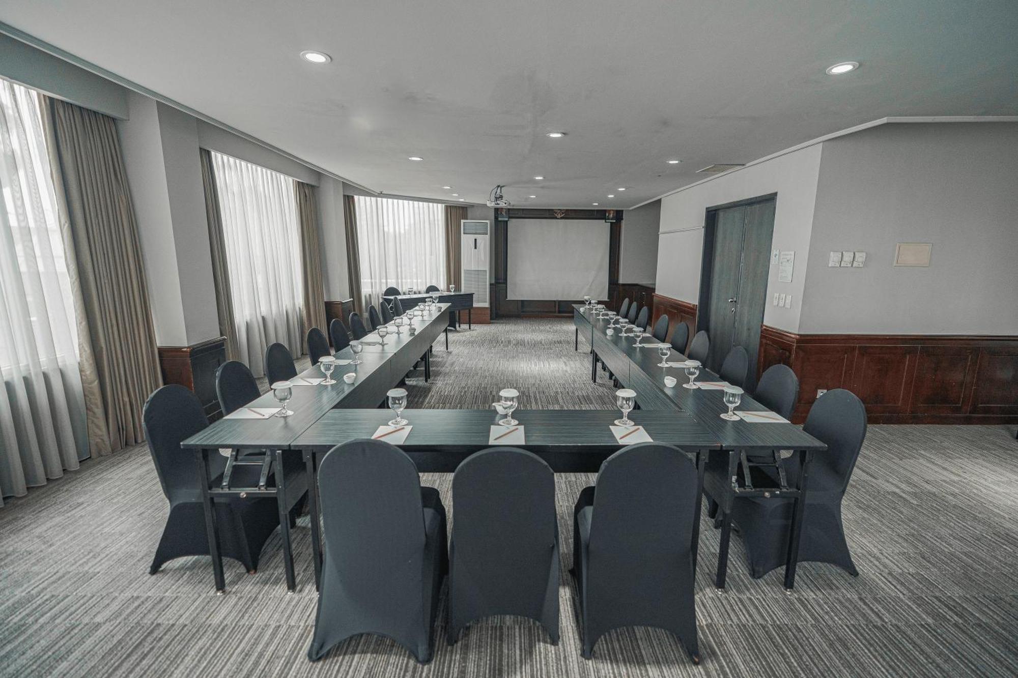 Hotel Kimaya Slipi Jakarta By Harris Экстерьер фото