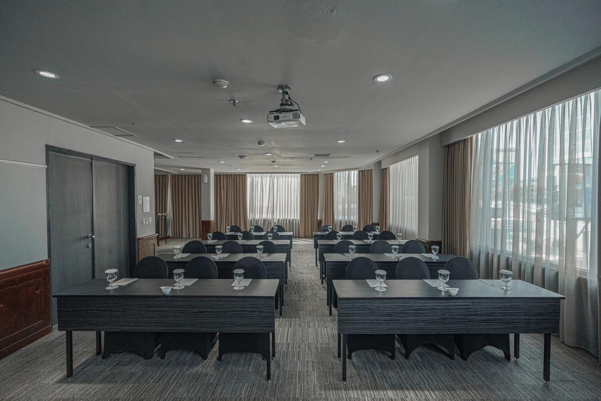 Hotel Kimaya Slipi Jakarta By Harris Экстерьер фото