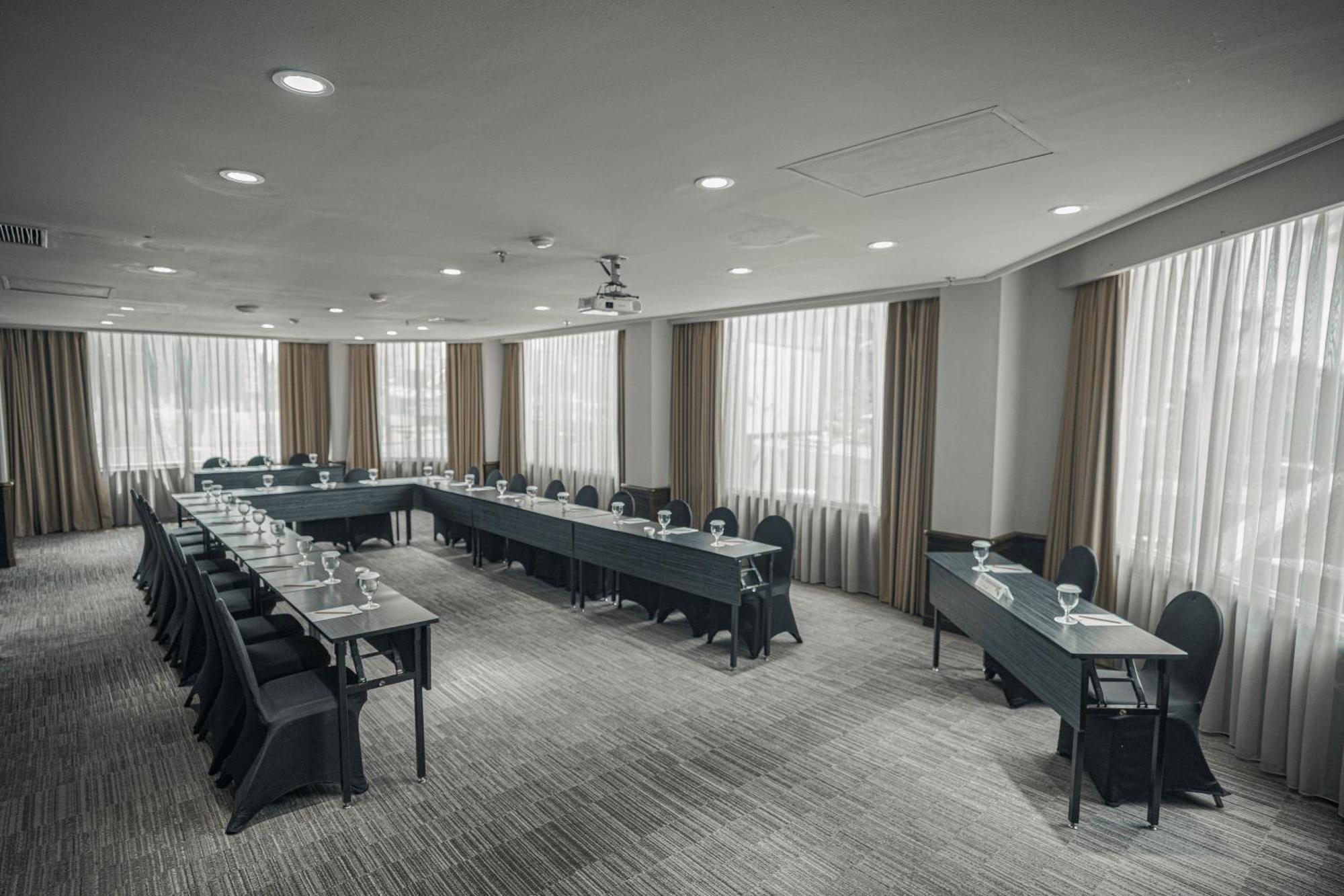 Hotel Kimaya Slipi Jakarta By Harris Экстерьер фото