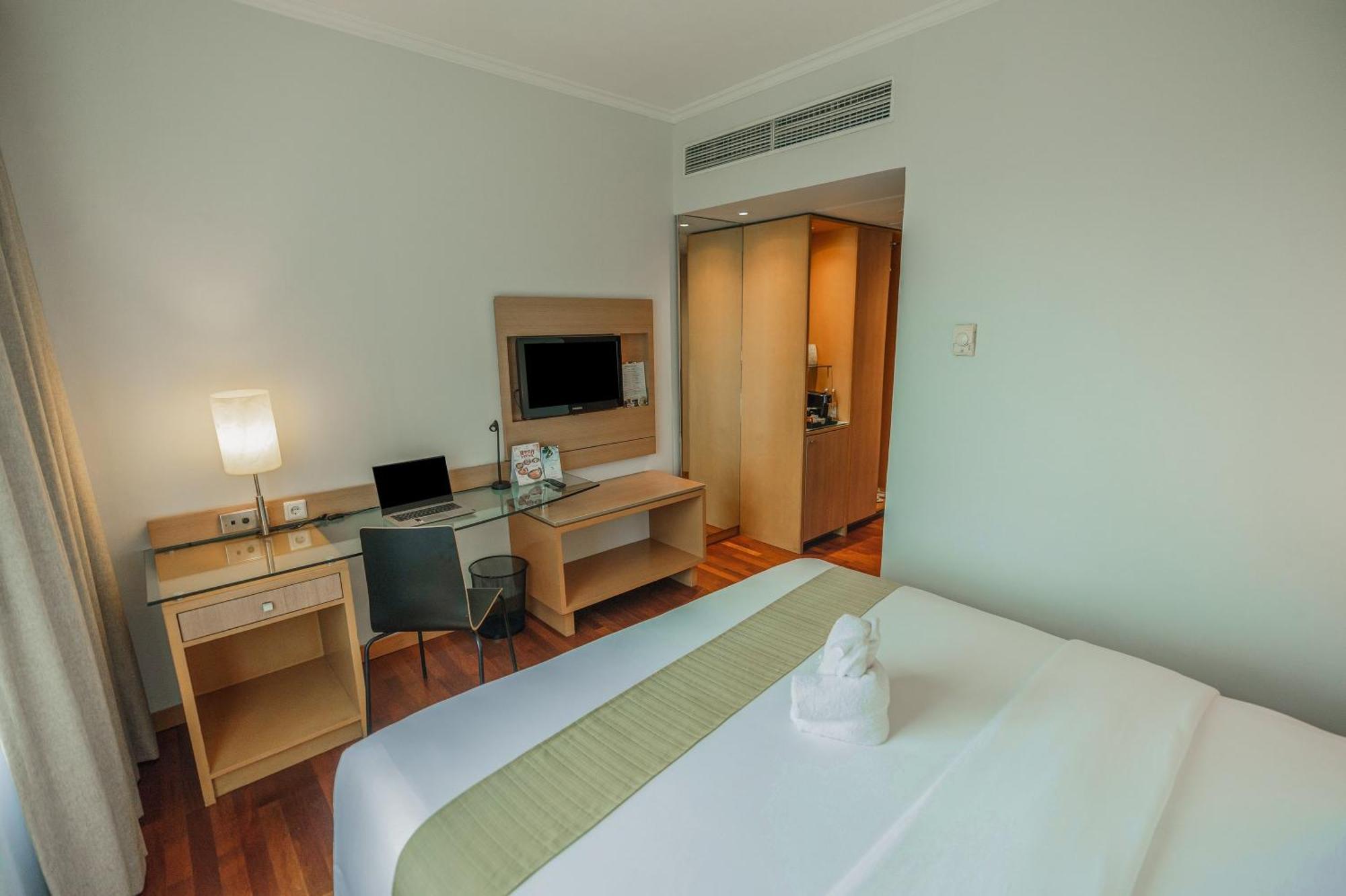 Hotel Kimaya Slipi Jakarta By Harris Экстерьер фото